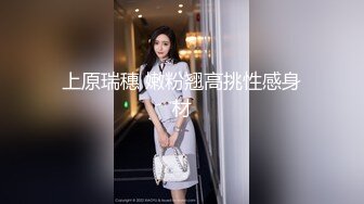 《魔手外购秘极品CP》厕拍达人潜伏女厕独占坑位隔板缝逼脸同框现场实拍多位小姐姐方便，极品肉丝美腿高颜美女擦逼的动作都好看 (5)