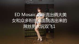  女神级清秀小姐姐牛仔裤紧身白衣T恤，胸部太饱满了鼓胀性感立马上手爱抚揉捏亲吻