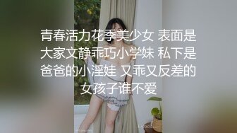 老婆吃着还不忘玩手机