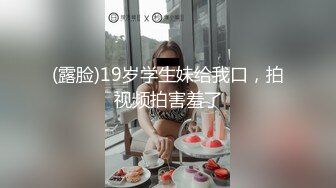 眼镜妹逼毛乌黑茂密,每次洗澡都要用猪鬃毛刷子刷逼