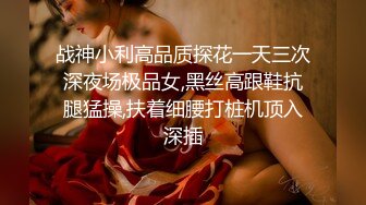 守候的冷艳美女来上厕所了，尿尿两瓣阴唇和阴道口一吸一张，近距离的清脆嘘嘘声 听得我的鸡巴都硬顶顶啦！