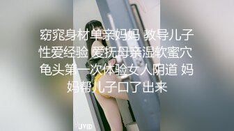 澡堂偷拍丰腴皮肤雪白的少妇❤️站着从后面就能看到无毛的B缝很饱满！