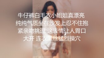   专拍美女模特的土豪摄影师先女上位操完再按在身下用力干