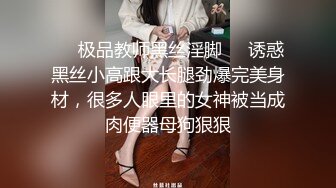 奶子很正的极品女友，全程露脸大秀直播，黑丝诱惑听指挥互动撩骚，奶子比心坚挺诱人，骚穴特写要舔狼友鸡巴