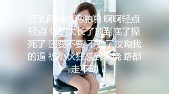 【午夜寻花】代班小哥约了个黄发眼镜妹子,沙发调情扣逼大力猛操，呻吟娇喘连连非常诱人