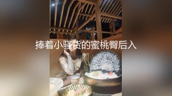 包臀裙露腰套装美女街边秀恩爱被抄底圆点内裤