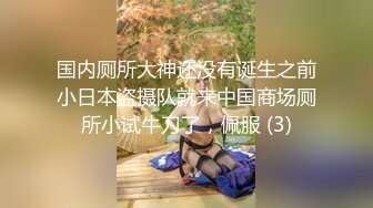 眼镜斯文OL少妇下班回家小公园闲逛,大胆扒下吊带露奶,脱了内裤看穴