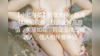 00后姑娘，三女一男一个房间露脸出境，在好姐妹的注视下舔弄大鸡巴，激情上位，粉嫩嫩的骚穴特写展示爆草