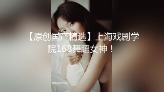 居家沙发上三P前后夹击，骚到不行，流出淫水