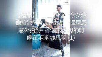 【新片速遞】  04年小情妇！极品尤物美少女！被胖大叔玩穴，穿上黑丝掰开嫩穴，插根烟在逼上，短小JJ插嘴