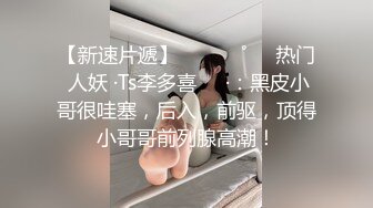 奶瓶. 性感白色吊帶上衣搭配牛仔褲 身姿苗條曼妙 致美腿性感動人