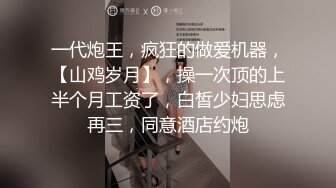 男子爬天花板偷窥漂亮妹子换衣服