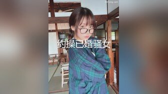 少妇丝袜来不及脱掉就找男人干她