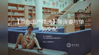  小美女全裸洗澡，回到卧室和男友啪啪做爱给男友打飞机女上位打桩