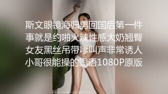 会所里的女技师按着按着就不正规了，撩骚鸡巴让摸逼扒光了就开始干，抠她骚穴大鸡巴直接插入上位玩逼推