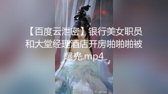 人妻老公不在家，约我到她家里操她