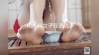 【极品瑜伽教练】，蓝毛衣，牛仔裤，配上白色高跟鞋