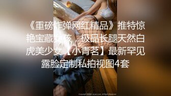 难得超粉美穴网红美女，今天炮友不在独秀，拨开内裤掰穴，无毛小穴嫩的出水