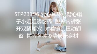  女仆装新人甜美小姐姐单腿黑丝不穿内裤，近距离特写掰穴给你看，翘起屁股揉搓菊花