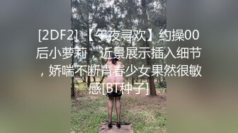 丝袜高跟好身材的风骚小少妇，带个眼罩极尽风骚诱惑，淫声荡语不断，舔弄假鸡巴，道具抽插