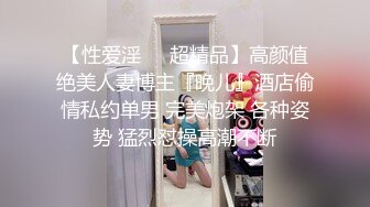 纯欲系极品小女人让大哥在镜头前玩弄，吃奶舔逼道具抽插样子好迷人，呻吟可射多体位蹂躏抽插互动狼友撩骚