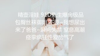  颜值御姐精彩演绎，全程露脸群P淫乱，AV级大作嘴里叼两根鸡巴下面还被舔逼