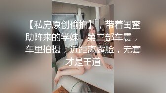 美女抱着奶子在床上玩自拍