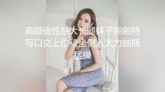 【新片速遞】 游乐场女厕偷窥破洞牛仔裤美女白嫩的大屁股和小黑鲍