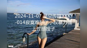 偷窥美乳美女在家休息只能玩手机和小狗度过时光