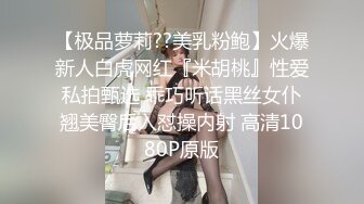  眼镜美眉 撅着屁屁被女友后入猛怼 操的眼镜都快掉了 撸射嘴巴起来鸡鸡 表情诱惑