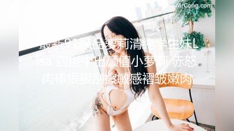 房间外有保洁阿姨，嘴里含着内裤