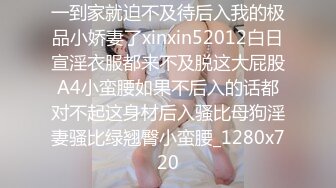 白衣修身性感美女坐在沙发上，前凸后翘硕大乳房