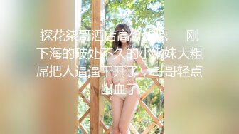 科技楼蹲守白裤子美女,两n片肥肥的唇肉夹着细,长的水缝