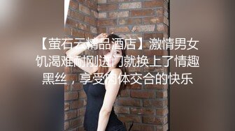 性感漂亮的牛仔短裙美女被男友掀开裙子骑在屁股上各种爆插