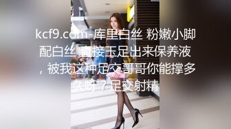 生榨果汁店学院派美女服务员上班期间趁老板不在直播赚外快,按照粉丝要求拉顾客在后厨现场肏逼啪啪.国语!