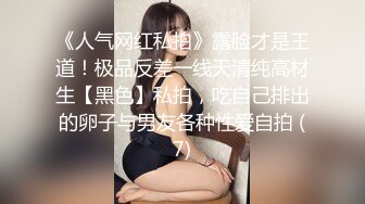  36D爆乳尤物黑丝齐逼短裙，给小哥鸡巴倒上奶深喉交，奶子和逼逼倒上奶让小哥舔好骚